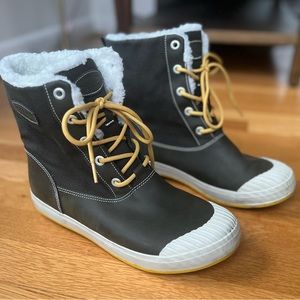 Keen Elsa Boots, size 10 women, waterproof